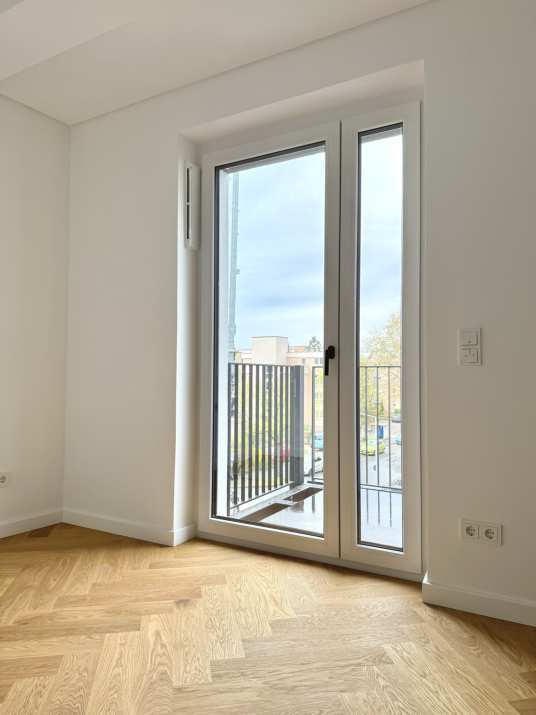 Heller Wohnraum mit Zugang zum Balkon in Nürnberg Mögeldorf