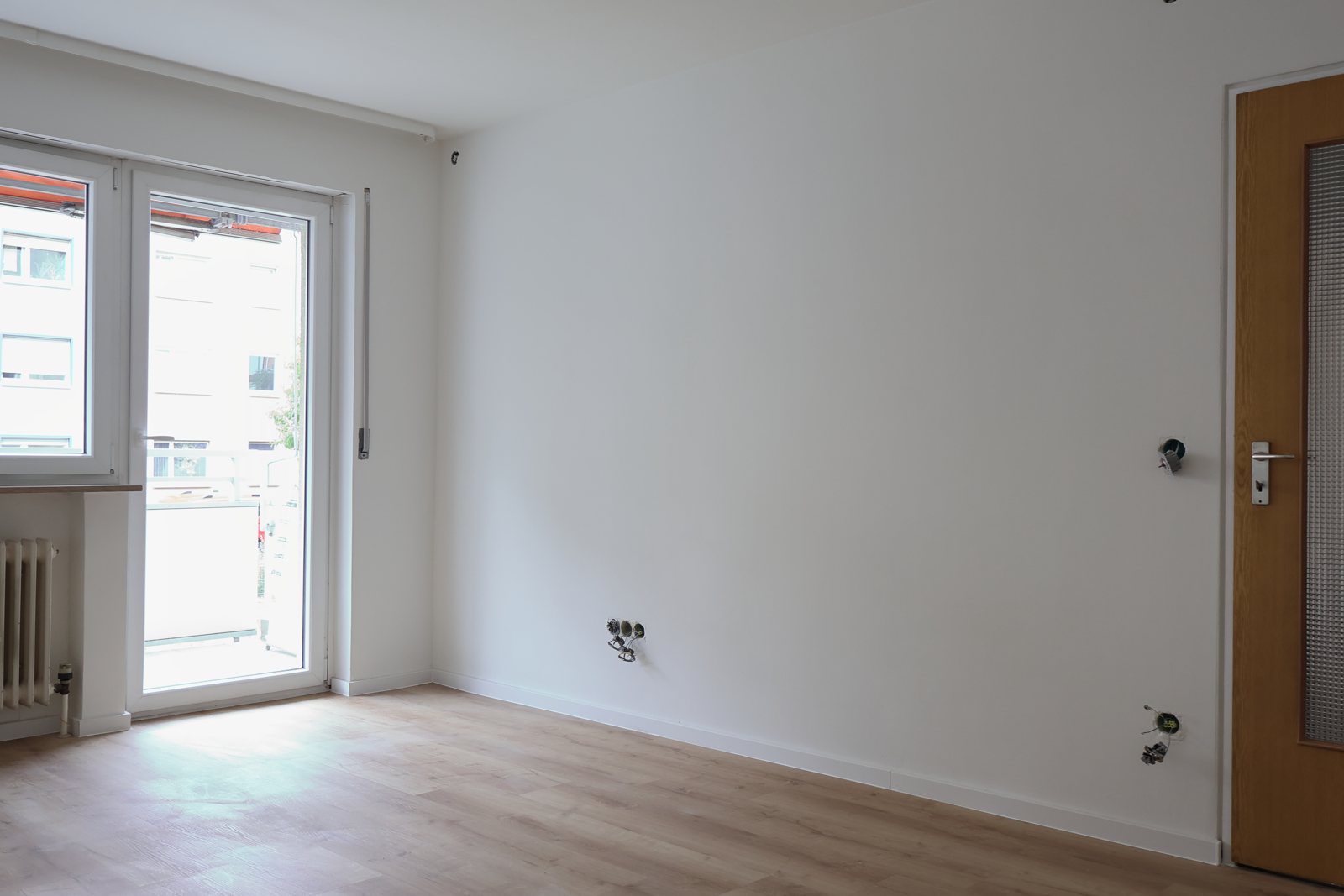 Weiterer Blick in das Wohnzimmer der Mietwohnung in Nürnberg St. Peter