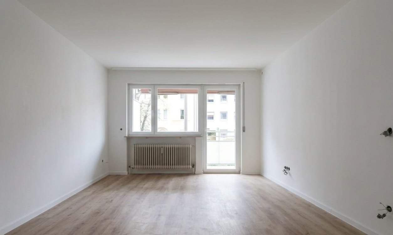 Wohnzimmer der Mietwohnung in Nürnberg St. Peter mit Zugang zum Balkon